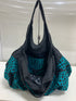 Ballontasche mit Dahlien-Print (schwarz x grün)